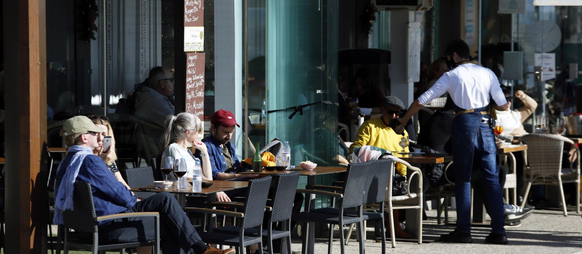 Turistas en una plaza de Málaga.