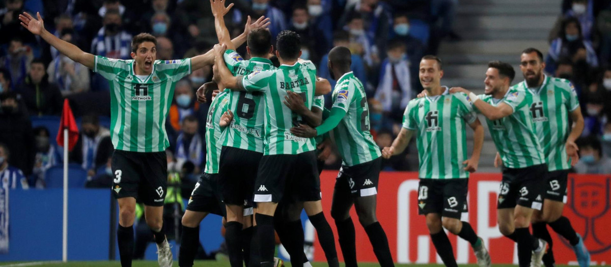 Los jugadores del Betis celebran el pase a las semifinales