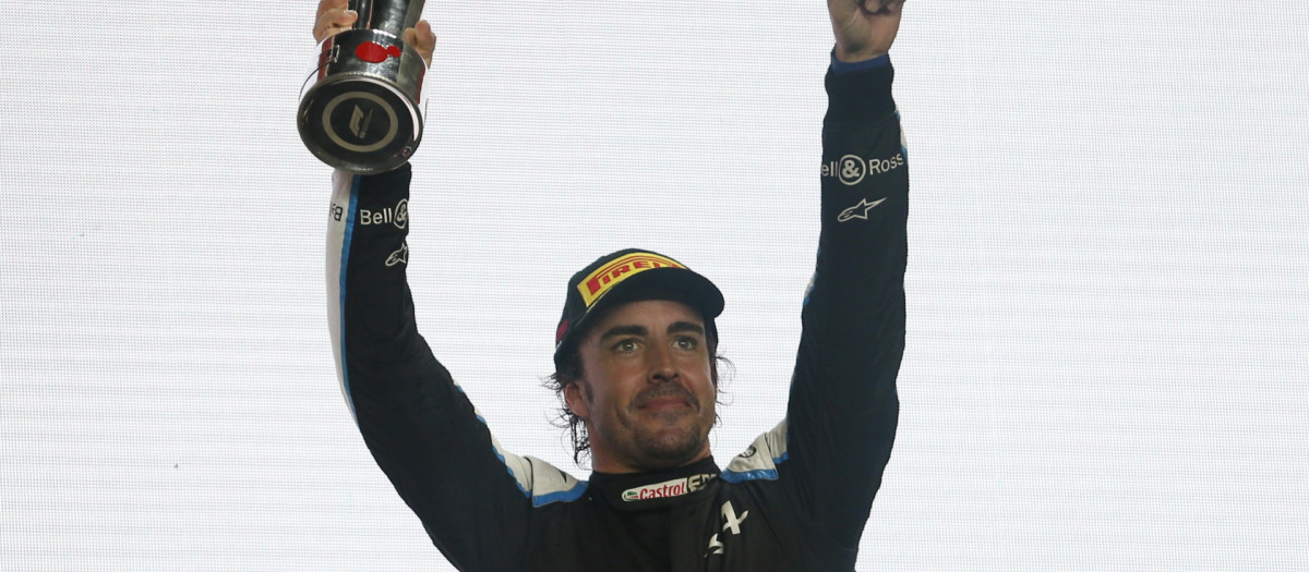 Fernando Alonso en el podio del circuito de Losail el pasado noviembre