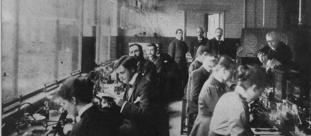 Manson enseñando en el Albert Dock Seamen's Hospital, la Escuela de Higiene y Medicina Tropical en 1901