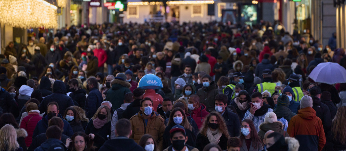 Personas caminando con mascarilla en Madrid