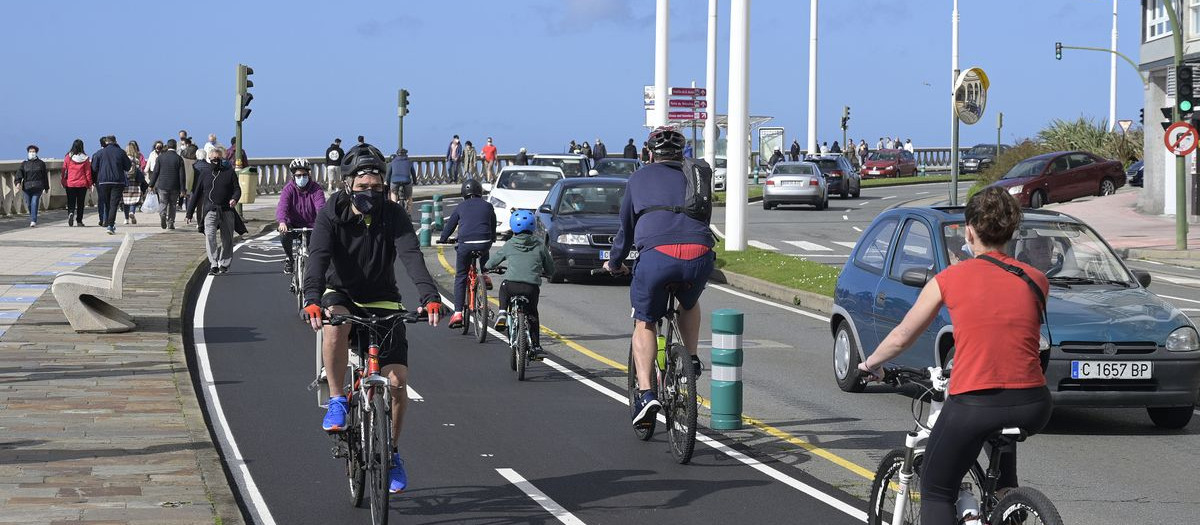 Viandantes por el paseo marítimo de La Coruña