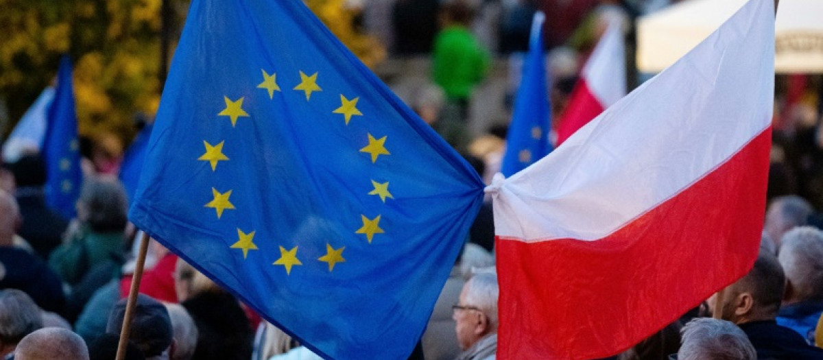 La bandera de la Unión Europea junto a la polaca