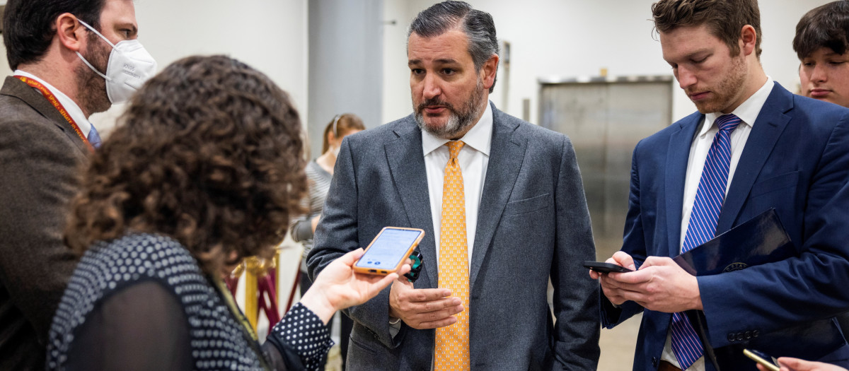 El senador republicano Ted Cruz, con un grupo de periodistas