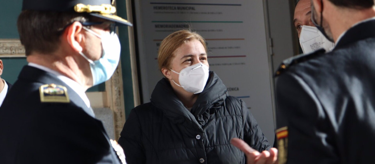 04-02-2022 La delegada de Seguridad y Emergencias y portavoz del Ayuntamiento de Madrid, Inmaculada Sanz, habla con unos agentes de Policía
SOCIEDAD 
AYUNTAMIENTO DE MADRID