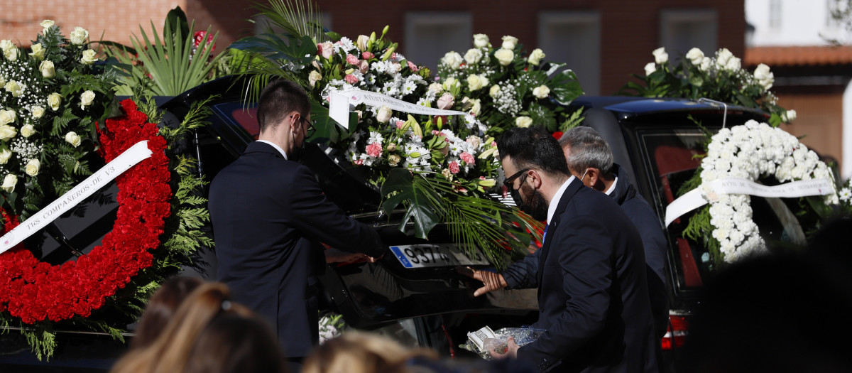 Coches fúnebres en el entierro de Esther López.