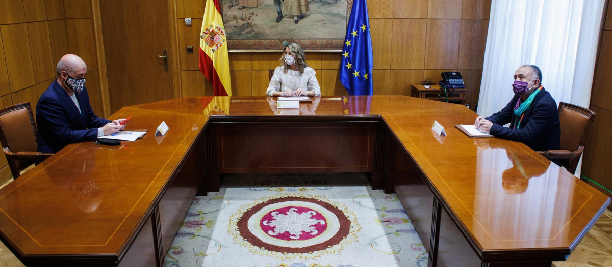 Los secretarios generales de UGT y CCOO, hoy con la ministra de Trabajo, Yolanda Díaz