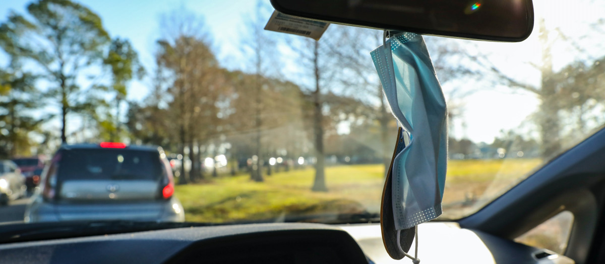 Hasta el momento, llevar la mascarilla en el interior del coche es obligatoria