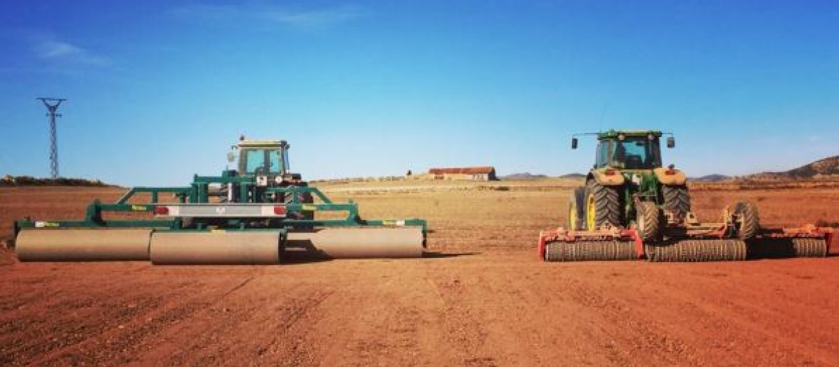 Dos tractores en plena faena en una explotación agrícola.