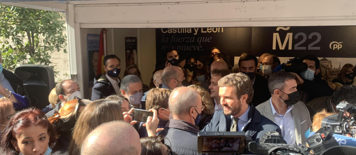 El presidente del Partido Popular, Pablo Casado, saluda en la caseta electoral de la calle Santiago de Valladolid al exalcalde de la ciudad Francisco Javier León de la Riva.