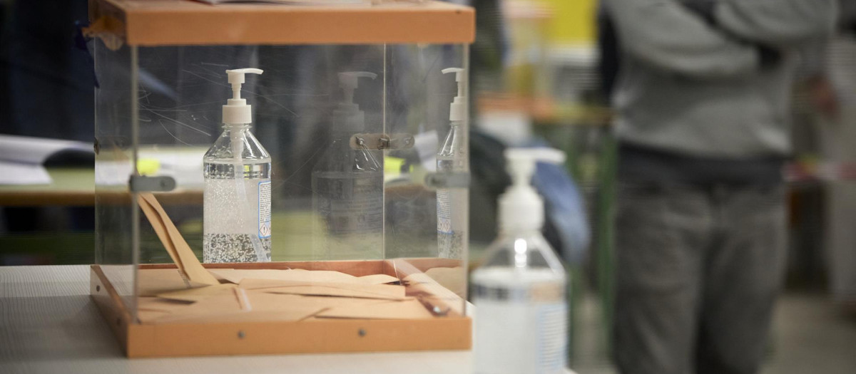 Imagen de archivo de una urna en una mesa en un colegio electoral