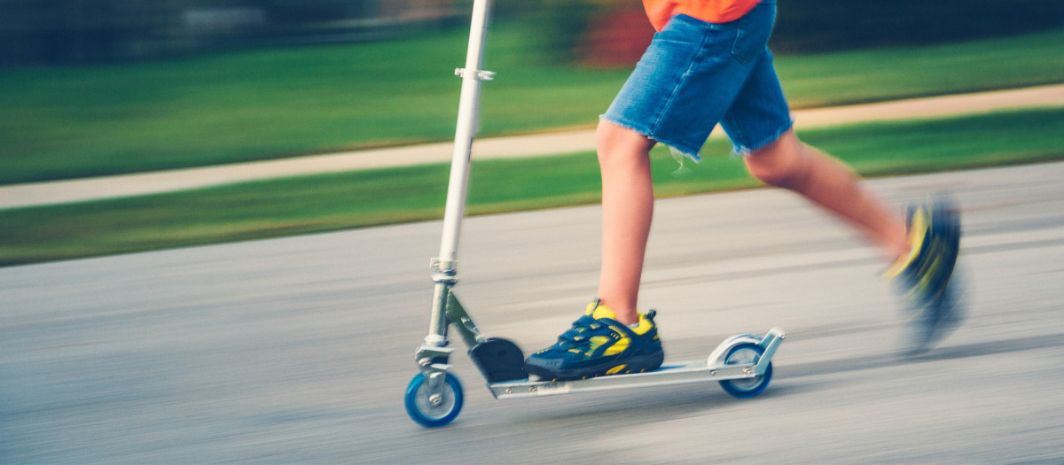 Imagen representativa de un menor en patinete por la calle