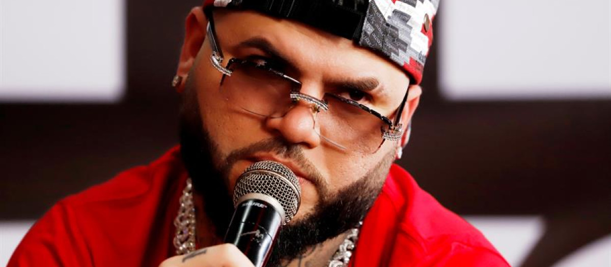 El artista urbano puertorriqueño Farruko habla durante una rueda de prensa