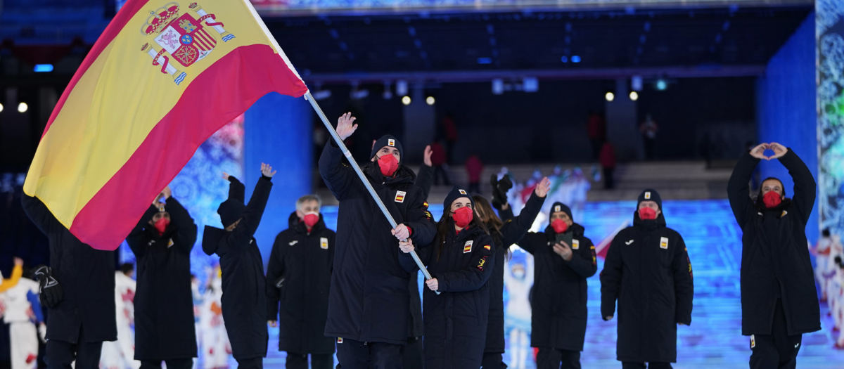 Queralt Castellet y Ander Mirambell como abanderados del equipo español en la ceremonia de inauguración de Pekín 2022