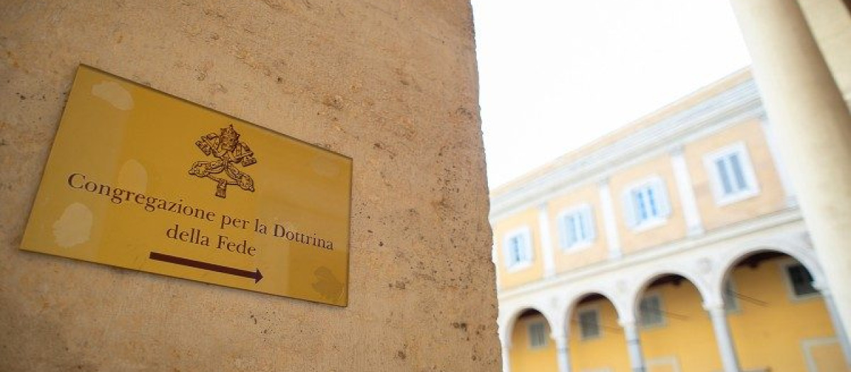 Placa de ingreso al edificio de la Congregación para la Doctrina de la Fe