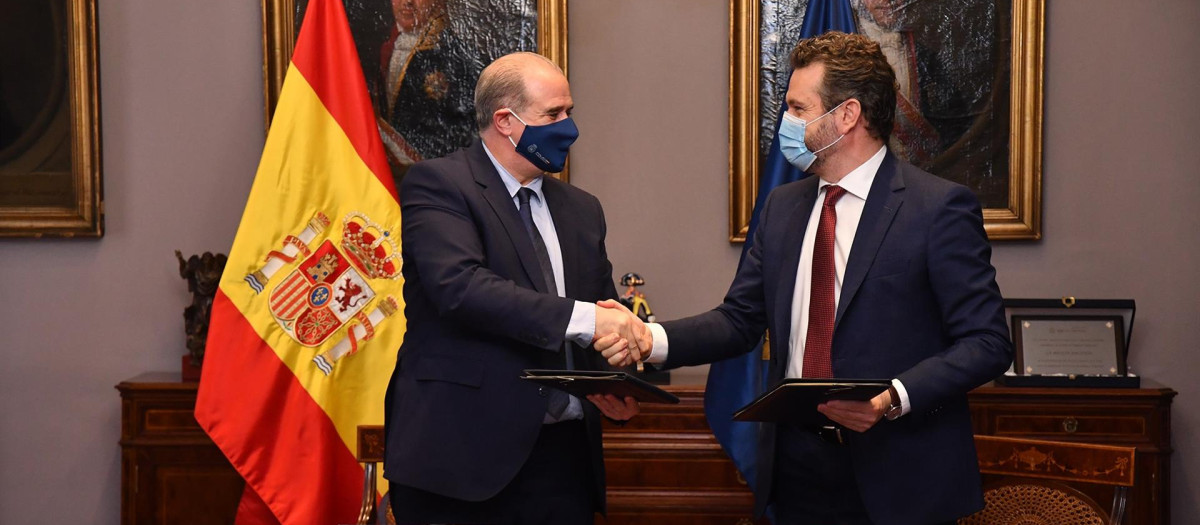 El director general de la Policía, Francisco Pardo Piqueras (d), y el presidente de la Comisión Nacional del Mercado de Valores, Rodrigo Buenaventura