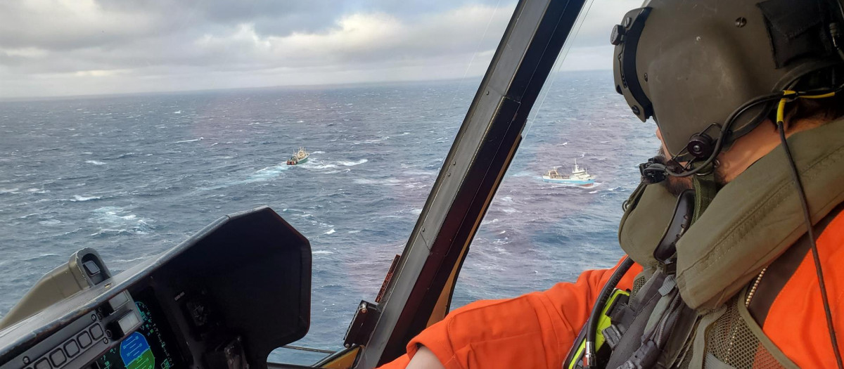 Un helicóptero participa de la búsqueda de los marineros desaparecidos en Terranova después de que su buque naufragara este martes