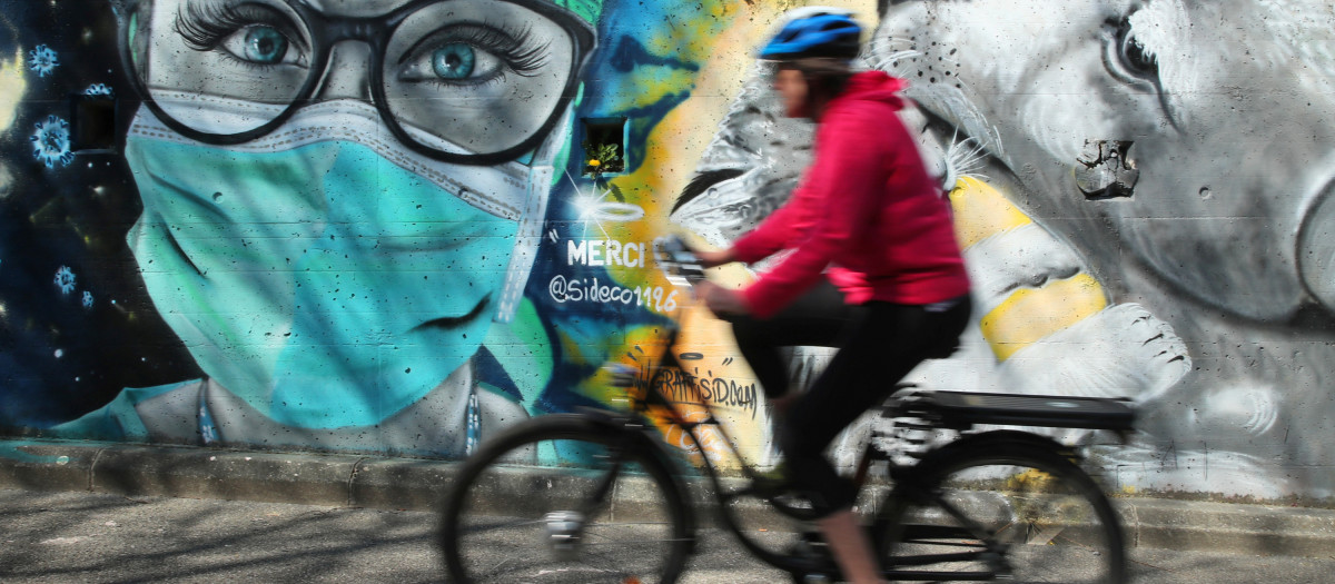 Un graffiti en Gland (Suiza) representa a una enfermera en una pared como parte de una serie para rendir homenaje a los trabajadores esenciales durante la pandemia