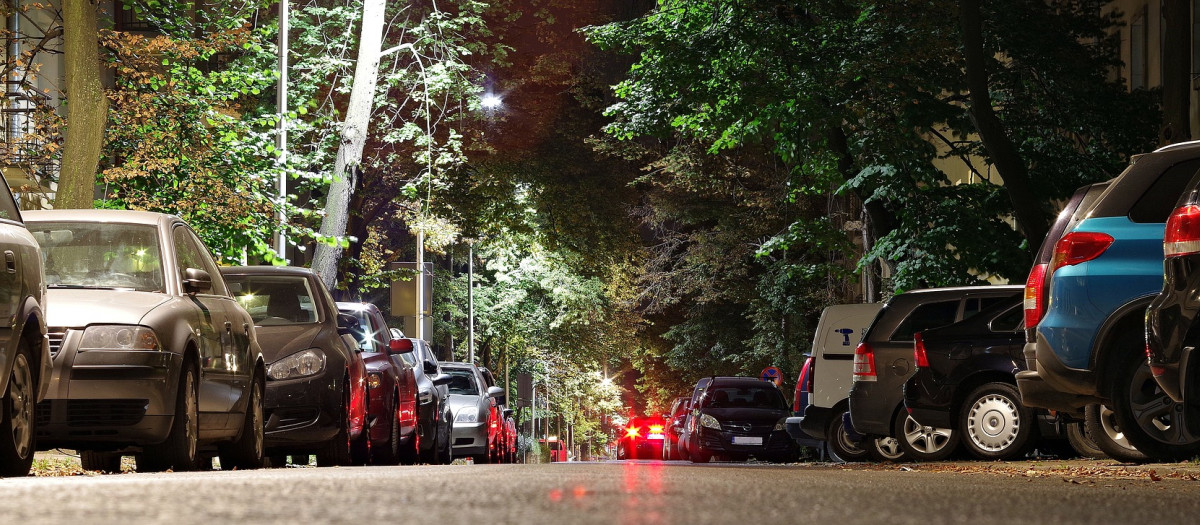 En el caso de Madrid, la ordenanza de movilidad de esta ciudad establece en cinco los días hábiles que un coche puede estar estacionado en el mismo sitio