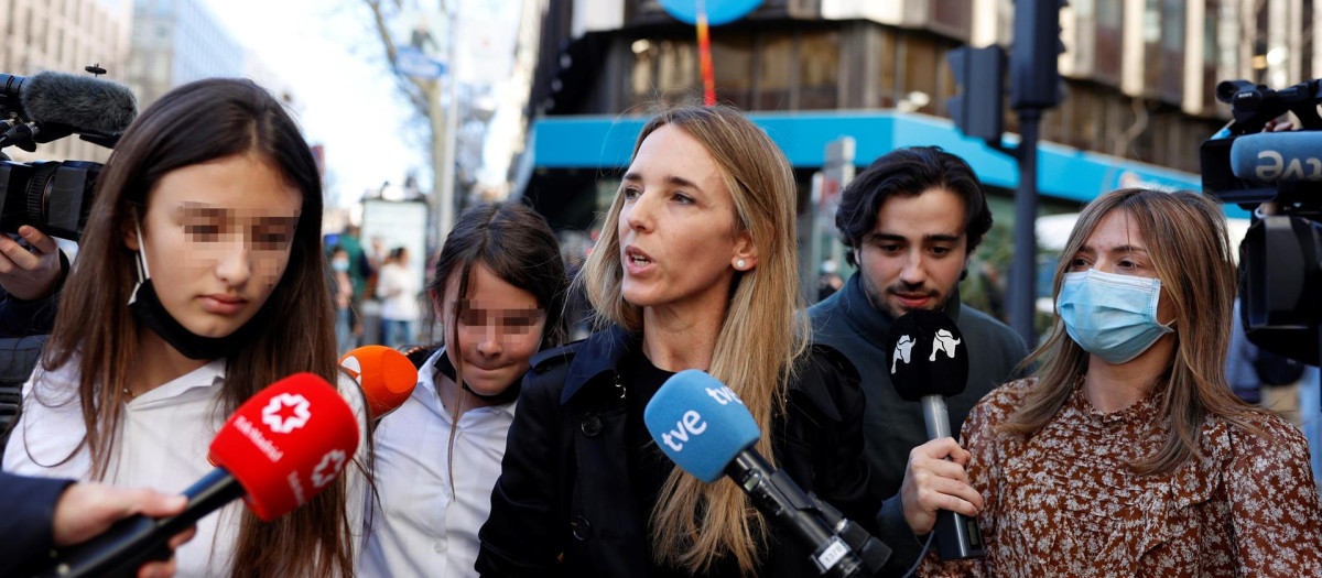 La diputada del PP, Cayetana Álvarez de Toledo, atiende a la prensa a las puertas de la sede de la formación, en la calle Génova de Madrid, tras la reunión del Comité de Dirección del partido