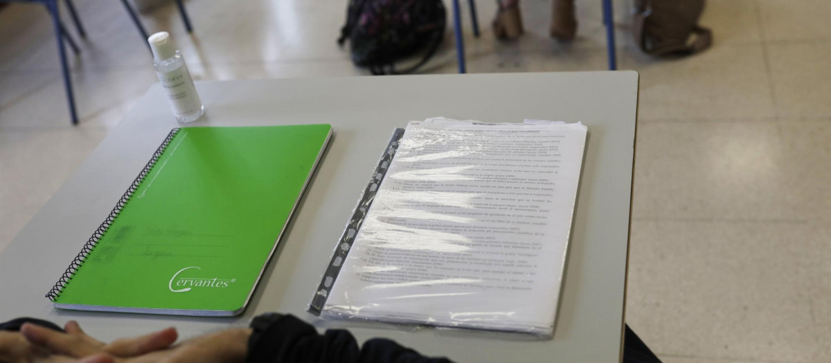 Cuadernos de un alumno en clase, en una imagen de archivo