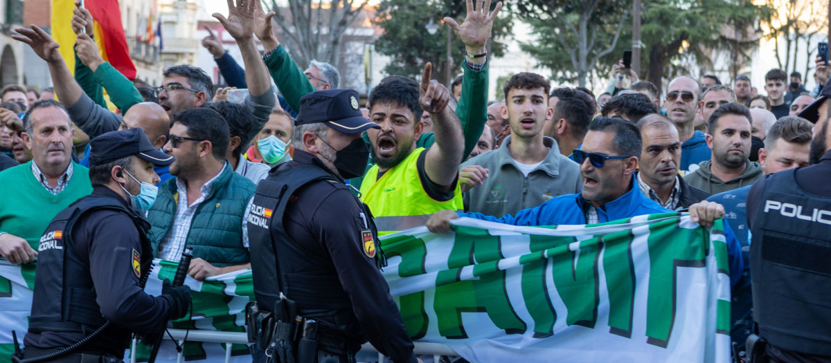 Decenas de agricultores, en la protesta en las inmediaciones del Ayuntamiento de Don Benito, coincidiendo con la visita del presidente del Gobierno, Pedro Sánchez, a esta localidad