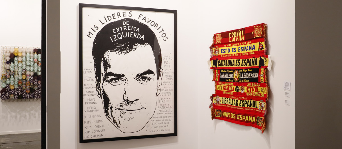 Las obras de Riiko Sakkinen, una imagen de Pedro Sánchez y un 'assemblage' de bufandas españolas