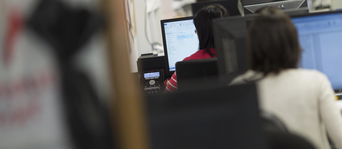 Empleados trabajando en una oficina