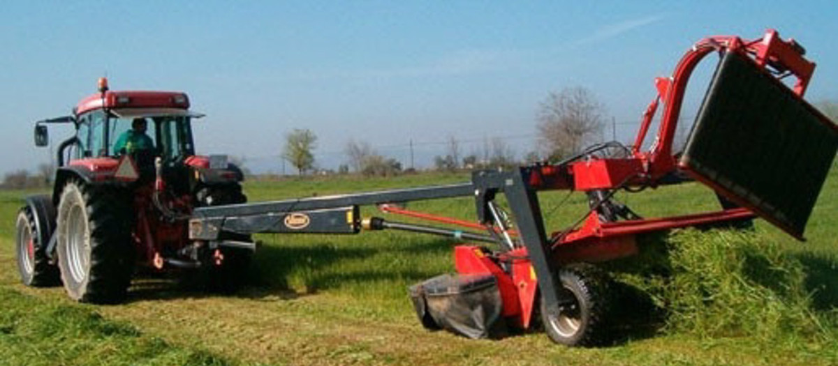 Un tractor en labores agrícolas.