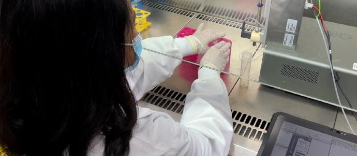 Rubaiya Hussain analizando muestras de saliva con el dispositivo en el Laboratorio de Biología del ICFO