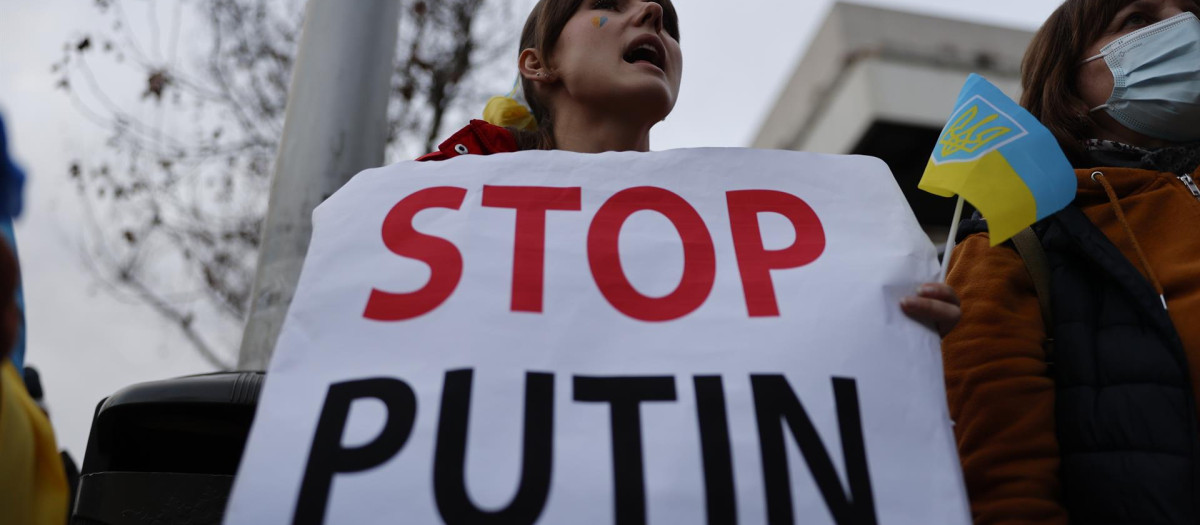 Protesta en la embajada de Rusia en España