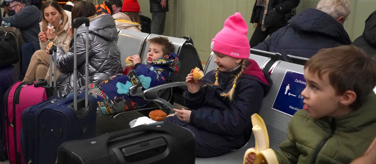 Refugiados ucranianos desplazados esperan en la estación polaca de Przemysl, cerca de la frontera.