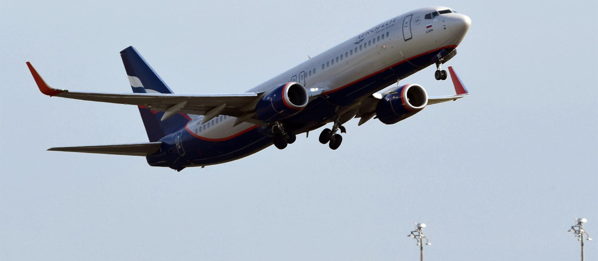 Un Boeing 737-800 de la compañía aérea rusa Aeroflot despega del aeropuerto de Berlín-Brandeburgo