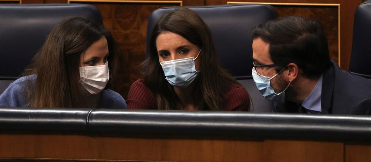 Garzón, Montero y Belarra en sus escaños de ministros