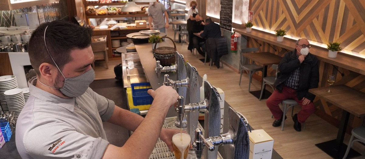 26-02-2021 Un camarero llena un vaso de cerveza en un restaurante durante el primer día de la apertura parcial de la hostelería en Santiago de Compostela, A Coruña, Galicia (España), a 26 de febrero de 2021. La Xunta de Galicia reabre desde hoy parcialmente la hostelería y la movilidad entre municipios en la mayor parte de los ayuntamientos gallegos, esto es, en aquellos que no se encuentran por encima del nivel crítico, donde también podrán reunirse no convivientes.
POLITICA 
Álvaro Ballesteros - Europa Press