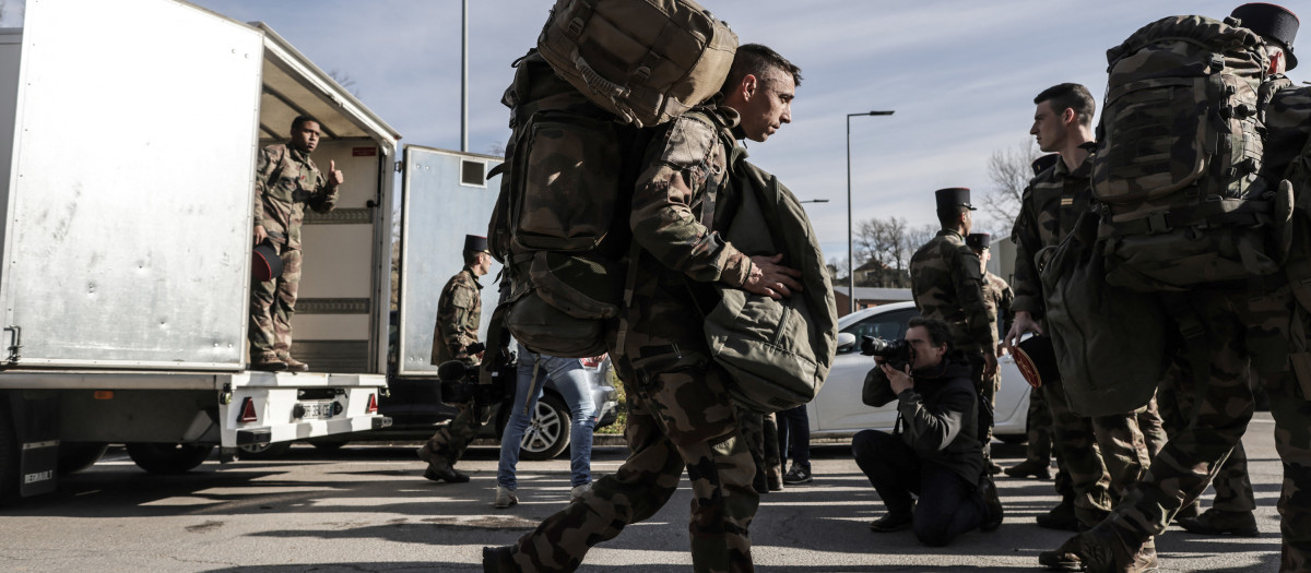 Soldados franceses parte de una base en dirección a Rumanía, desde donde un total de 500 efectivos serán desplegados para hacer frente a la crisis en Ucrania