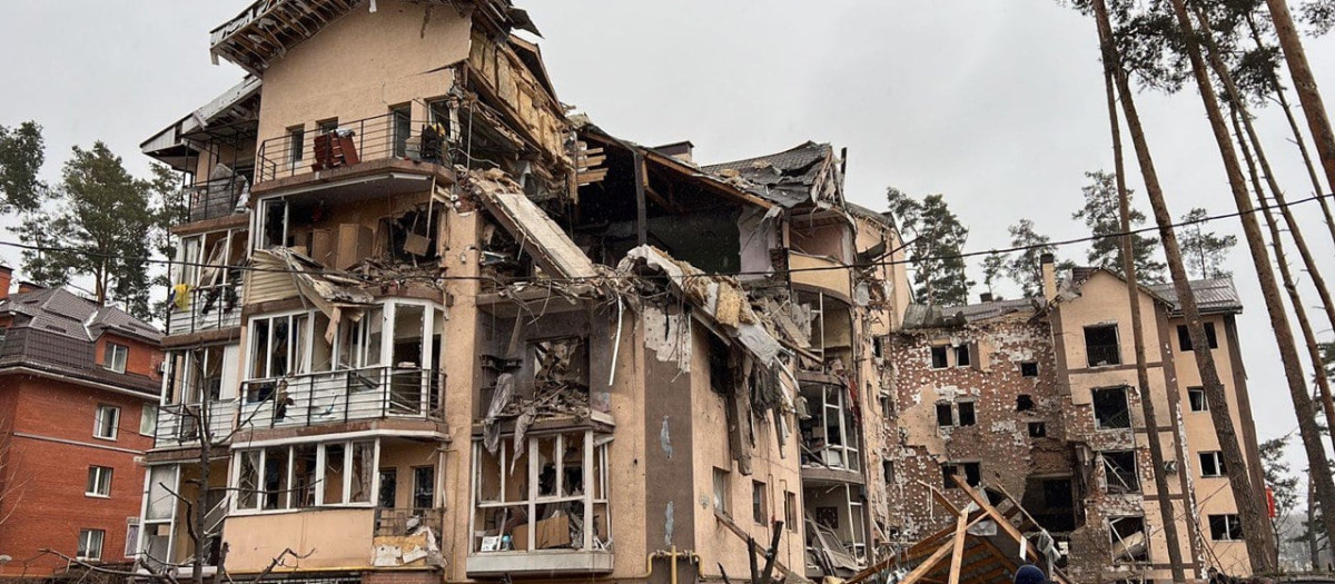 Ataque aéreo en Irpen, al noroeste de Kiev.