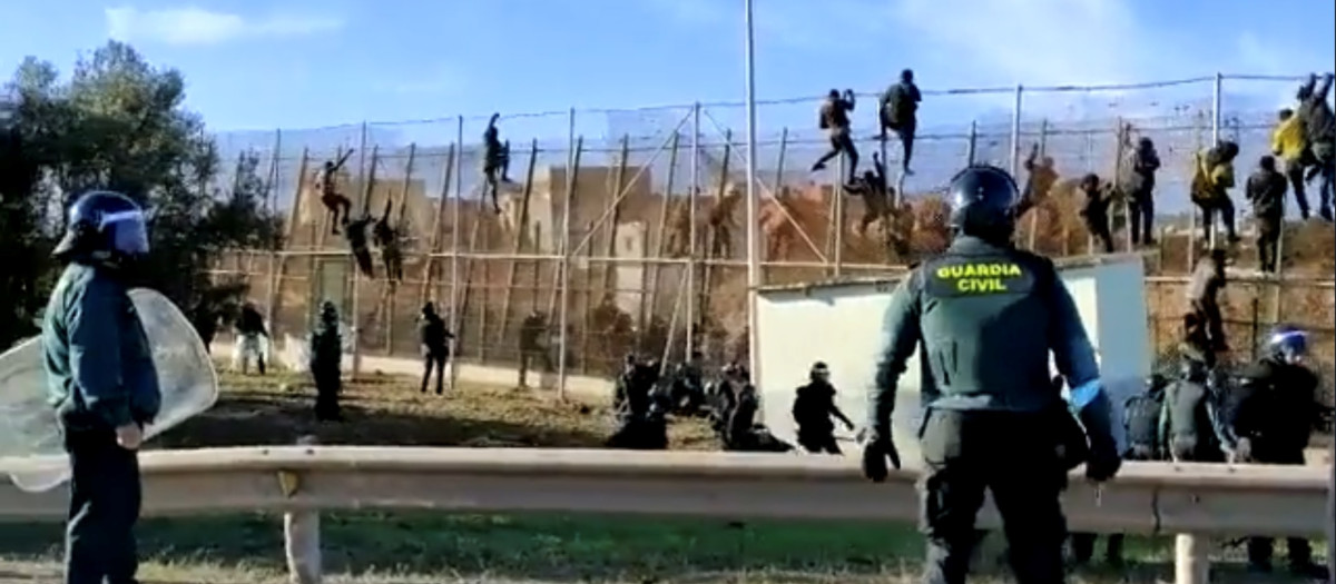 Agentes de la Guardia Civil y de la Policía Nacional frente a la valla de Melilla