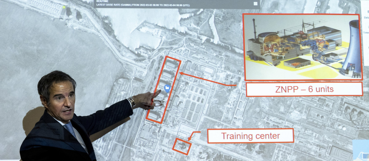 Rafael Grossi, Director General of the International Atomic Energy Agency (IAEA), points on a map of the Ukrainian Zaporizhzhia nuclear power plant as he informs the press about the situation of nuclear powerplants in Ukraine during a special press conference at the IAEA headquarters in Vienna, Austria on March 4, 2022. - Grossi offered to travel to Chernobyl in order to negotiate with Ukraine and Russia to try to ensure the security of Ukraine's nuclear sites. (Photo by JOE KLAMAR / AFP)