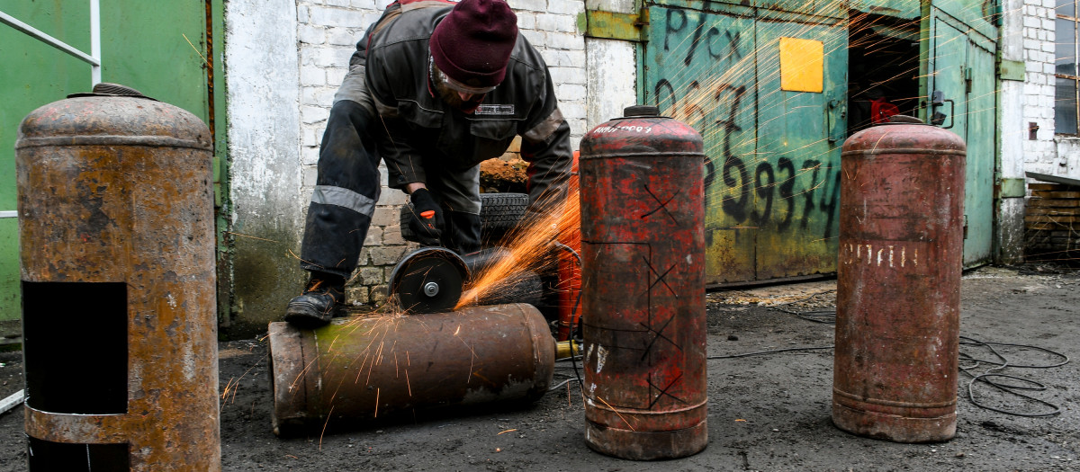 Un voluntario trabaja en un campo convertido en centro de defensa donde se fabrican chalecos antibalas, barricadas y erizos checos antitanque para los soldados ucranianos en Zaporizhzhia.