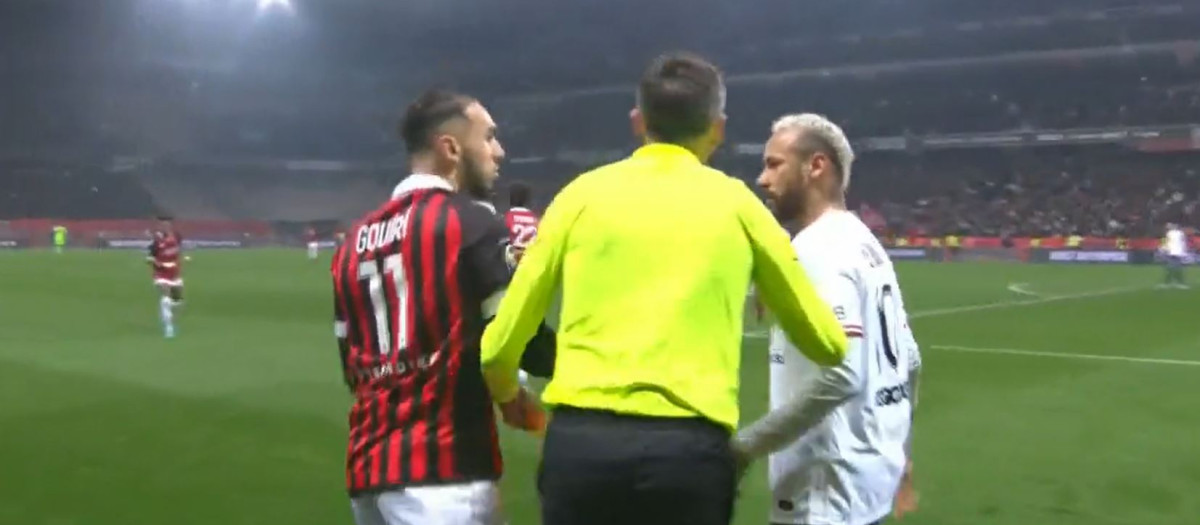Neymar se encara con un jugador del Niza