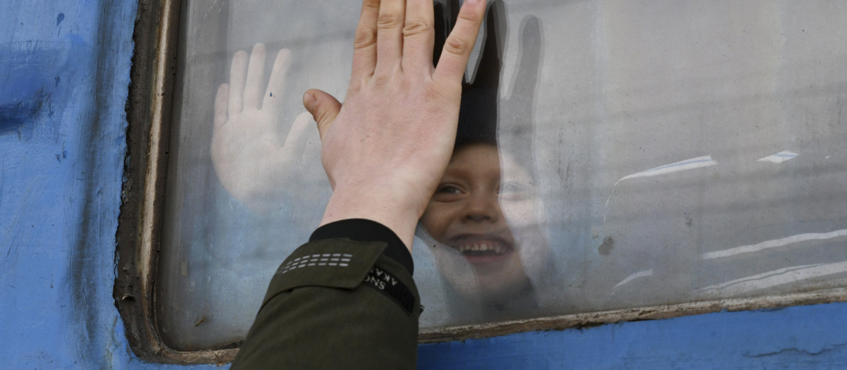 Un niño ucraniano abandona el país