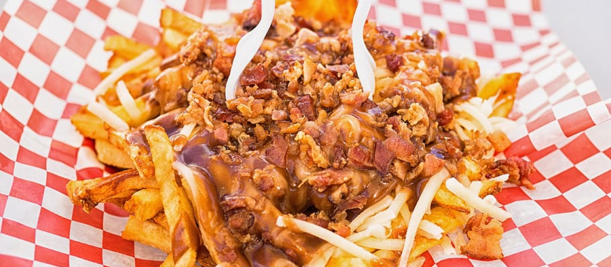 El poutine es un plato oriundo de Quebec y muy popular en los lugares de comida rápida de Canadá