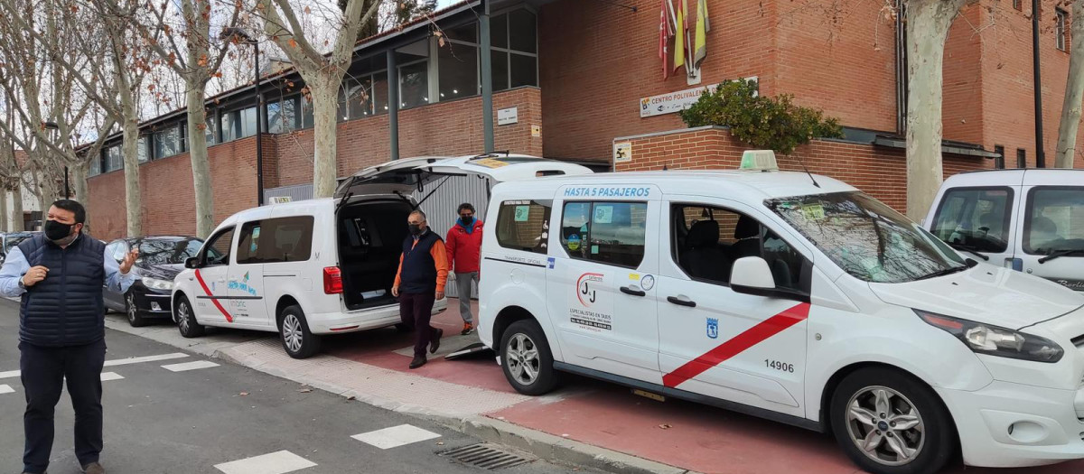 Algunos de los taxis que se preparan para ir a recoger a refugiados