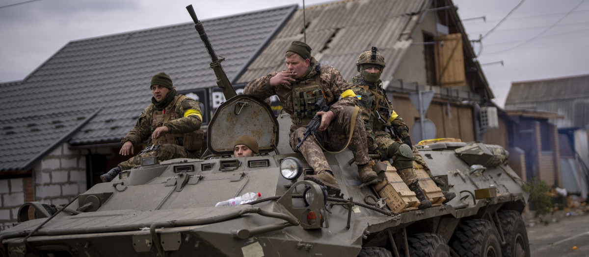 Soldados ucranianos sobre un tanque militar en Kiev.
