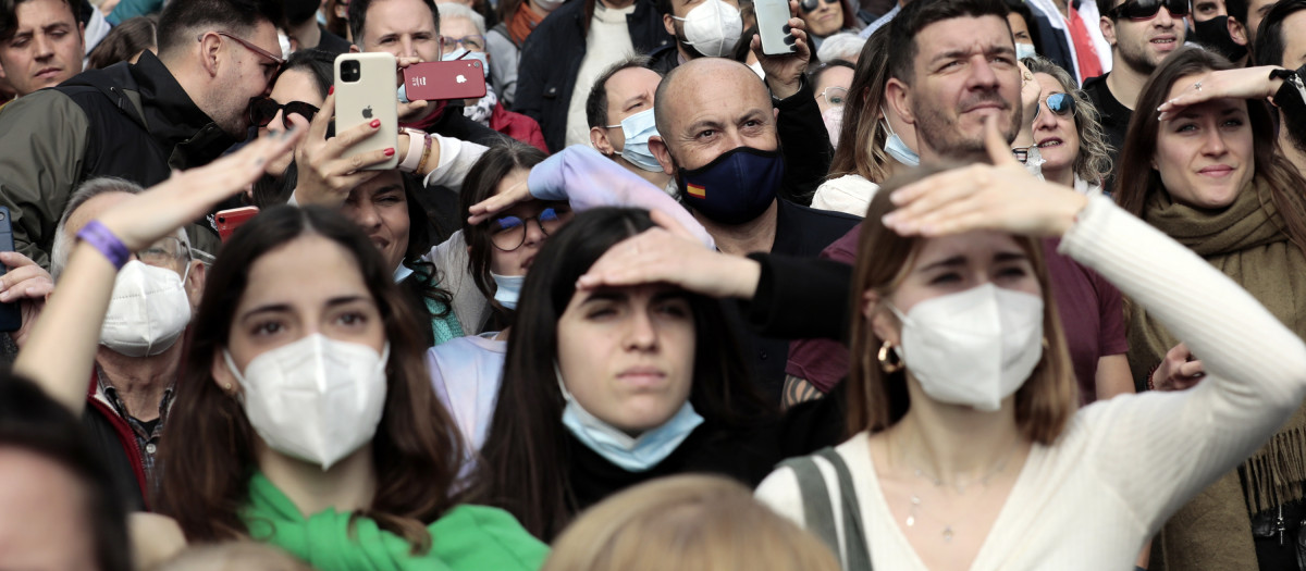 Vista general del público en una mascletá de las primeras Fallas sin restricciones, pero en las que el público asistente deberá utilizar la mascarilla como medida de protección ante la covid. EFE/Ana Escobar