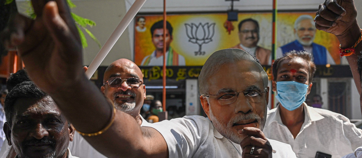 Los partidarios del Partido Bharatiya Janata (BJP) de la India celebran frente a la oficina del partido en Chennai