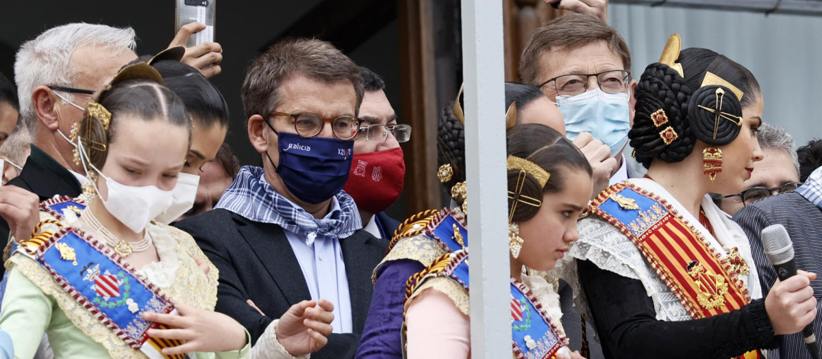 El presidente de la Xunta de Galicia y candidato único a la presidencia del PP, Alberto Núñez Feijóo, junto al presidente de la Generalitat, Ximo Puig, tras las falleras mayores durante la mascletà