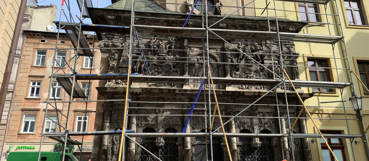 Protección en la capilla de Boim, en el centro de la ciudad de Leópolis, patrimonio mundial de la UNESCO, de un posible ataque ruso a esta ciudad del oeste de Ucrania