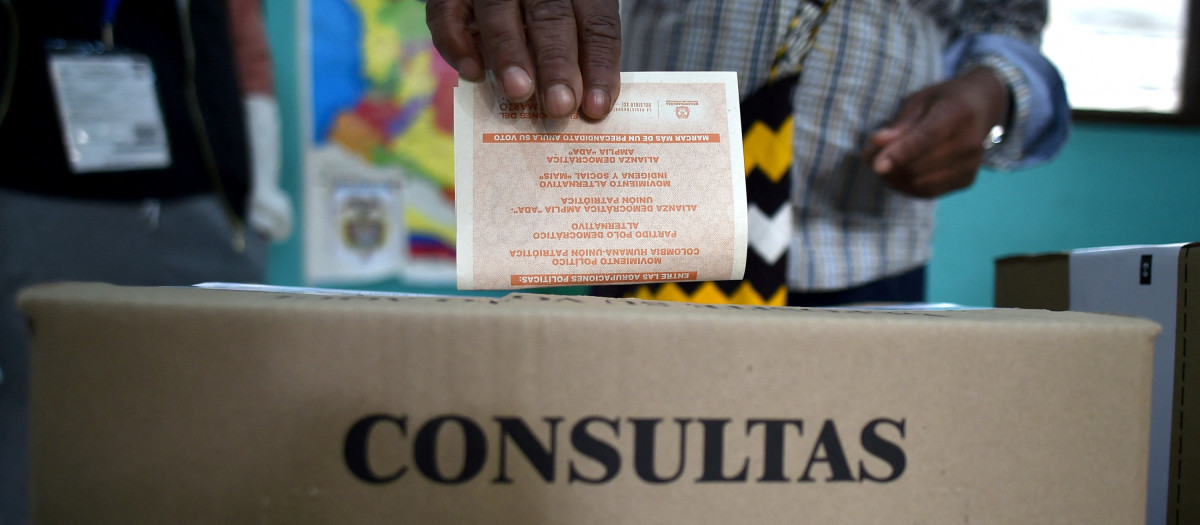 Una persona vota en un colegio electoral en el departamento de Cauca